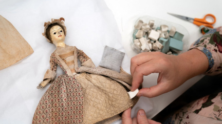 Jak se hází do gala téměř 300 let staré panenky
