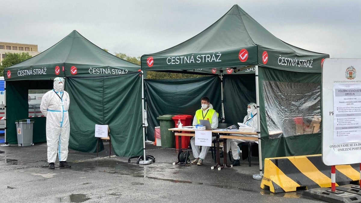 Pro lidi v karanténě začínají volby do Sněmovny, hlasovat mohou z auta