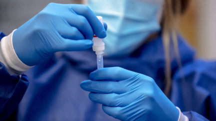 Ve čtvrtek přibylo přes 900 nově nakažených. Počet těžce nemocných prudce stoupl