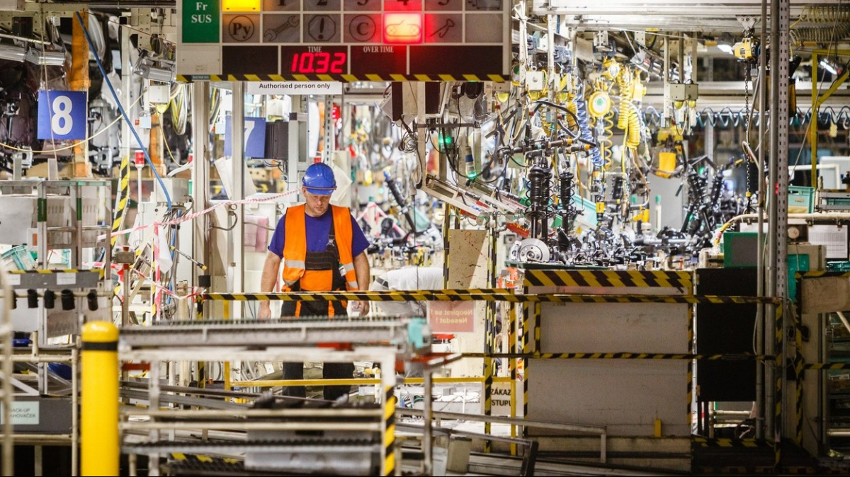 Automobilky by mohly začít čerpat příspěvky z programu Antivirus, dohodla se tripartita