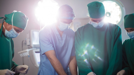 Lékaři v Motole transplantovali plíce prvnímu pacientovi, kterému je poškodil covid-19