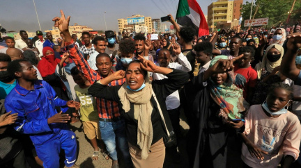 Aktualizováno: Súdán ochromil pokus o převrat. Armáda zadržela většinu vlády, ulice blokují protesty