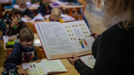 Žáci z osmi okresů se budou v listopadu testovat. Neočkovaní učitelé musí mít respirátor