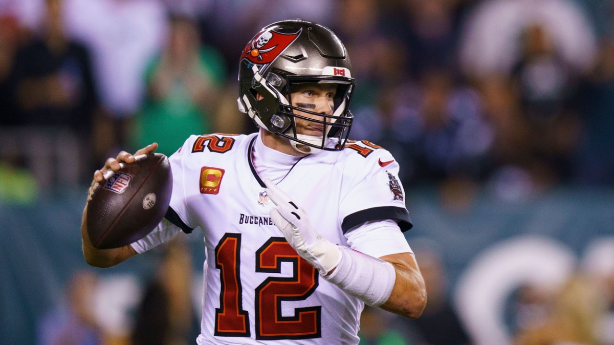 Za vrácení cenného míče v NFL zahrnuli fanouška hromadou suvenýrů