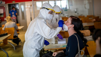 Poprvé od dubna přibylo více než 6000 nakažených. V nemocnicích je 1146 lidí