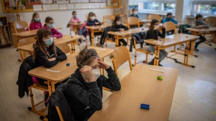 Nová vláda nemá v plánu zavírat školy kvůli covidu, souhlasí s WHO