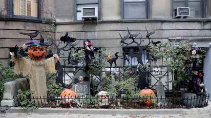 Newyorčani nejsou suchaři. Halloweenskou výzdobu dokážou vykouzlit i na pár metrech