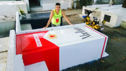 Umělec každý rok zdobí hrob svého otce. Už ho proměnil v prales i krabičku cigaret