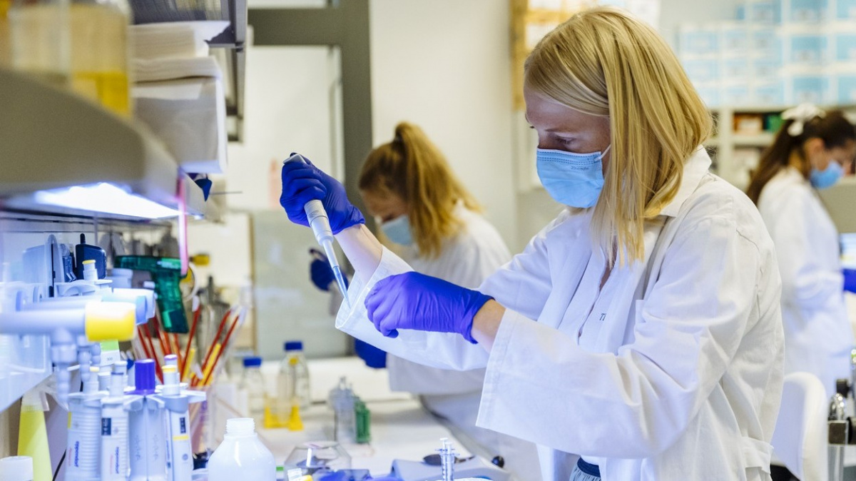 V pondělí přibylo v Česku 7591 nakažených, nejvíc od konce března