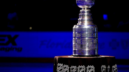 Cenzurovaný Stanley Cup: Zmizelo z něj jméno kouče obviněného ze sexuálního napadení