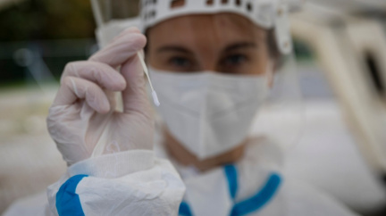 Ve čtvrtek přibylo téměř 8500 nových případů covidu. Hospitalizovaných je nejvíc za půl roku