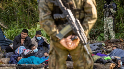 Ozbrojení běloruští vojáci doprovázejí migranty k polským hranicím, situace se vyostřuje