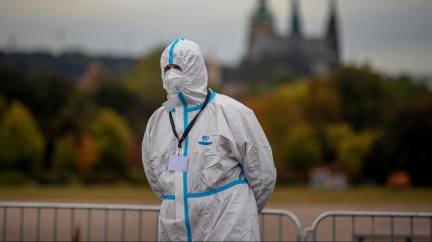 V pondělí přibylo opět přes 9 tisíc nakažených. Hospitalizovaných je nejvíc od konce dubna