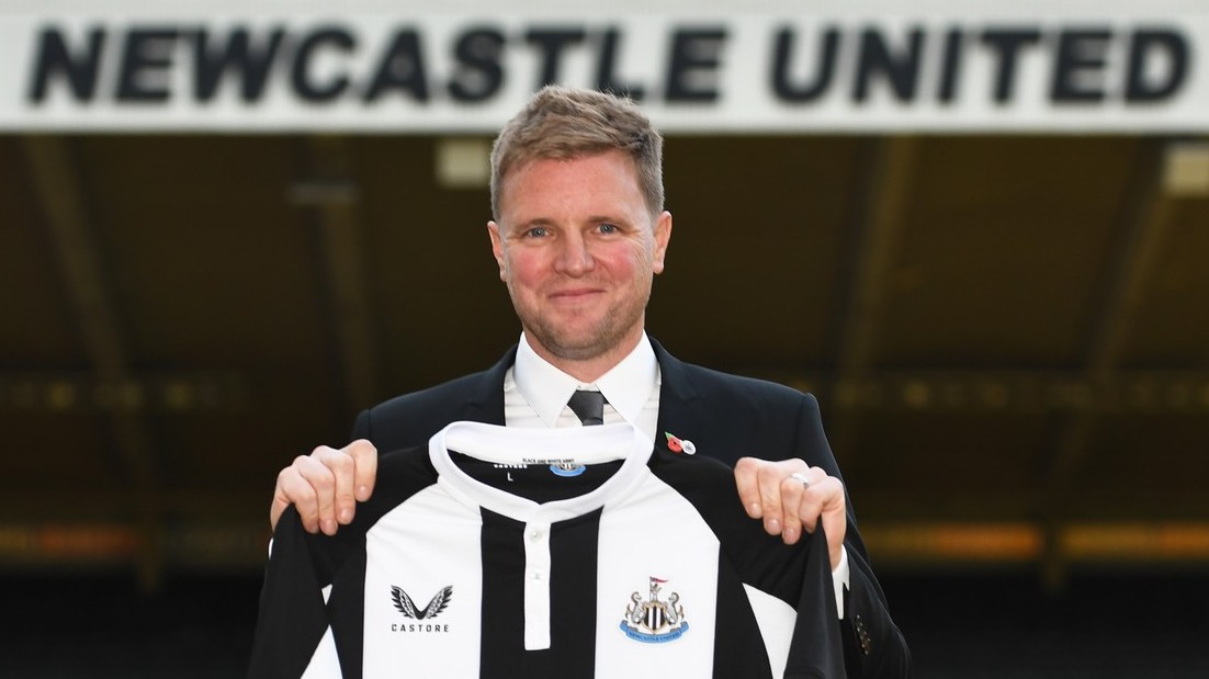 Nejbohatší klub světa na pokraji sestupu. Zachrání ho zázračný trenér?