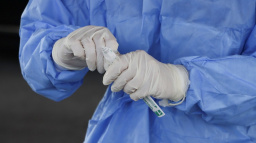 V pondělí přibylo 11 514 nakažených. Testování ve školách odhalilo 3423 pozitivních případů