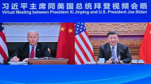 Soupeření Spojených států a Číny nesmí přerůst v konflikt, řekl Biden Si Ťin-pchingovi