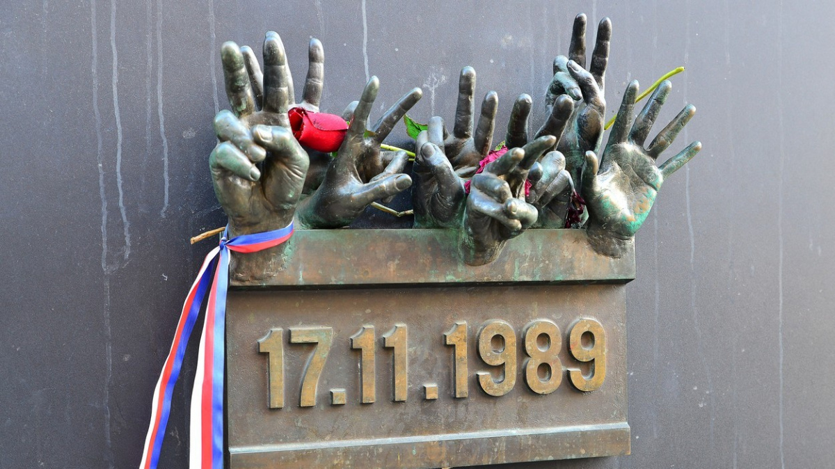 Česko slaví výročí 17. listopadu pietními akty i demonstracemi