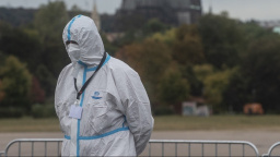 Aktualizováno: Přibylo přes 13 tisíc případů. Testovat ve školách se bude každé pondělí, vláda schválila i ošetřovné