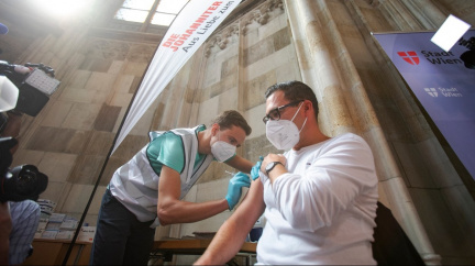 Rakousko vyhlašuje plošný lockdown. Země od února zavede povinné očkování