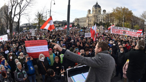 Vídeňský protest proti koronavirovým restrikcím