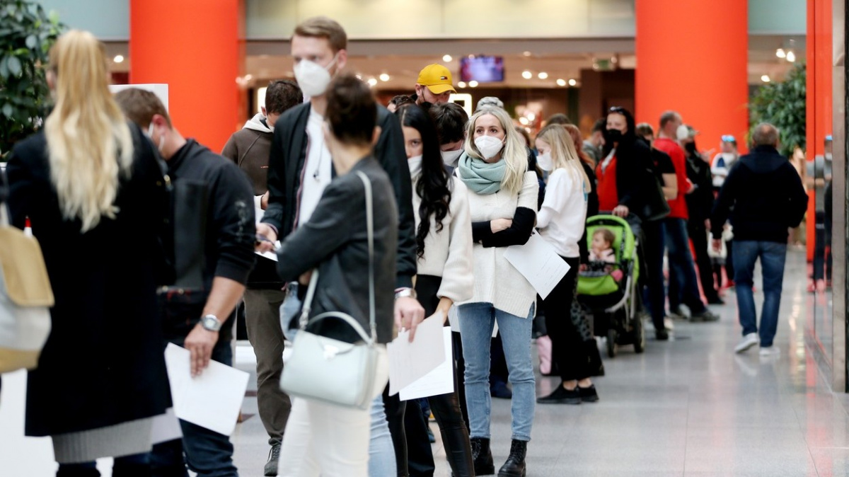 Rekord v počtu nakažených: V úterý testy odhalily téměř 26 tisíc nových případů