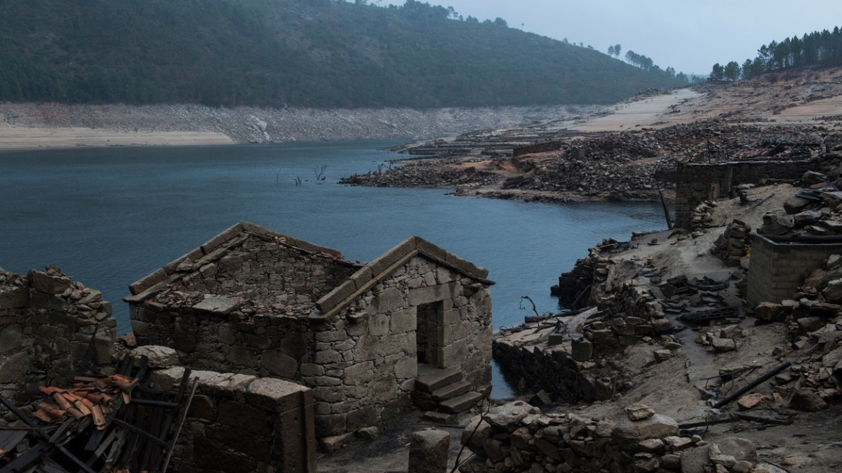 Sucho odhalilo „vesnici duchů“. Pod přehradou skončily domy i auta v garážích