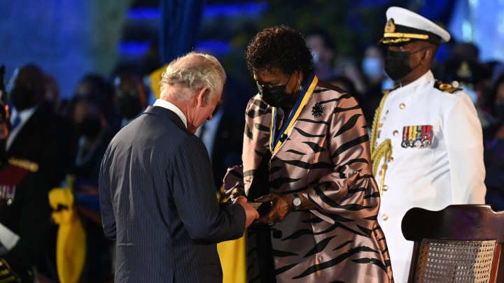 Barbados se stal republikou. V jeho čele už není královna Alžběta II., ale nová prezidentka