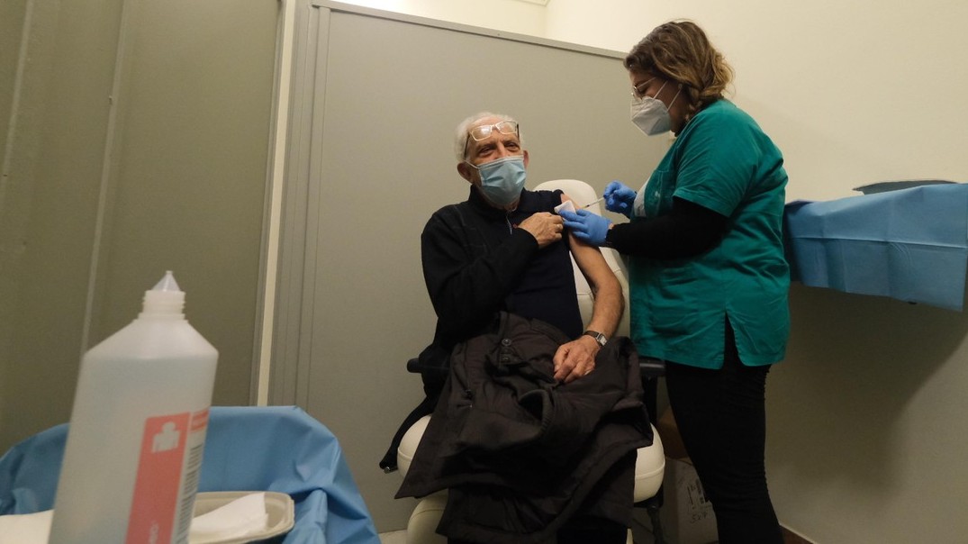 Jak se nechávají očkovat odmítači vakcinace? Italský koumák to zkusil s protézou