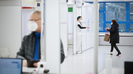 V úterý přibylo 19 500 nakažených. Epidemie zpomaluje, vytíženost nemocnic zůstává vysoká