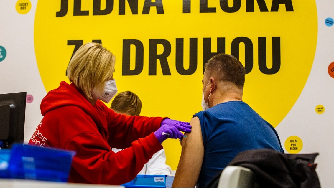 Klesl denní nárůst nakažených. V Brně mají tři lidé variantu covidu omikron