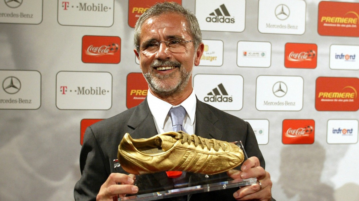 Gerd Müller bude mít před stadionem Bayernu sochu, skládají se na ni fanoušci