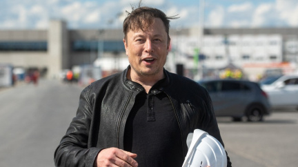 Musk prodal další akcie Tesly. Blíží se k cíli snížit svůj podíl o deset procent