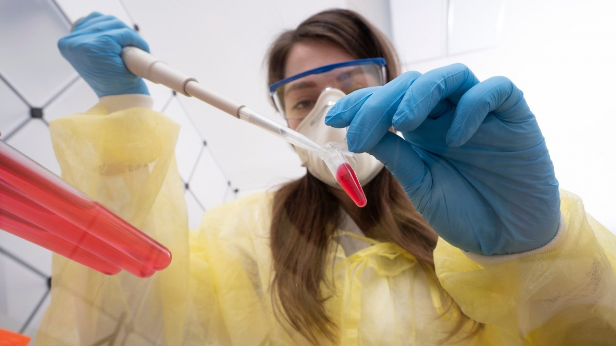 Ve středu přibylo 6145 nakažených. Klesl počet nových případů i počet testů