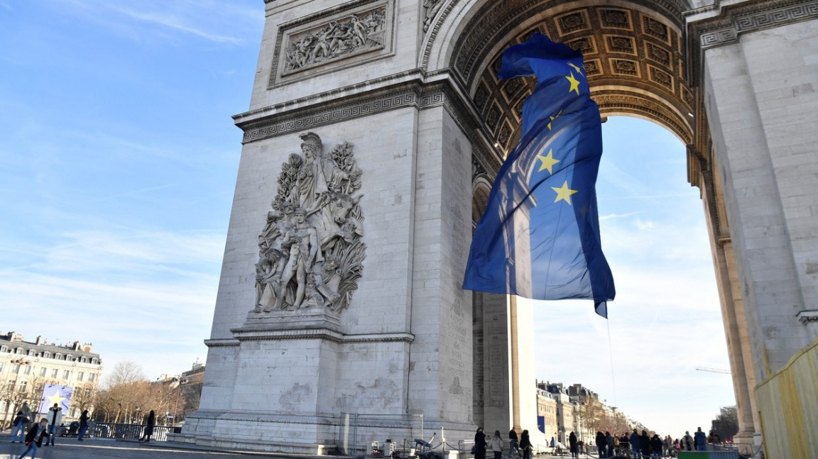 Le Pen : accrocher le drapeau de l’UE sur l’Arc de Triomphe est une atteinte à notre identité