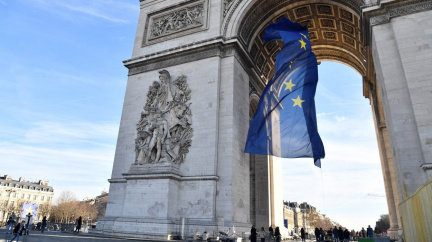 Le Penová: Vyvěsit vlajku EU na Vítězný oblouk je útok na naši identitu