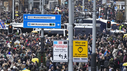 Proti koronavirovým restrikcím protestovaly v Amsterdamu tisíce lidí