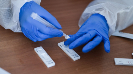 V Česku za neděli přibylo 1919 případů covidu. Hasiči začali rozvážet do krajů antigenní testy