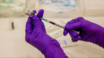 V očkovacích centrech stoupl zájem o vakcínu, převažují ti, kteří si jdou pro třetí dávku