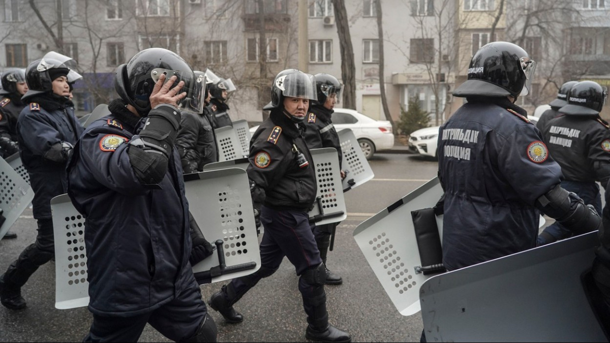 Prezident Kazachstánu dovolil vojsku a policii střílet bez varování