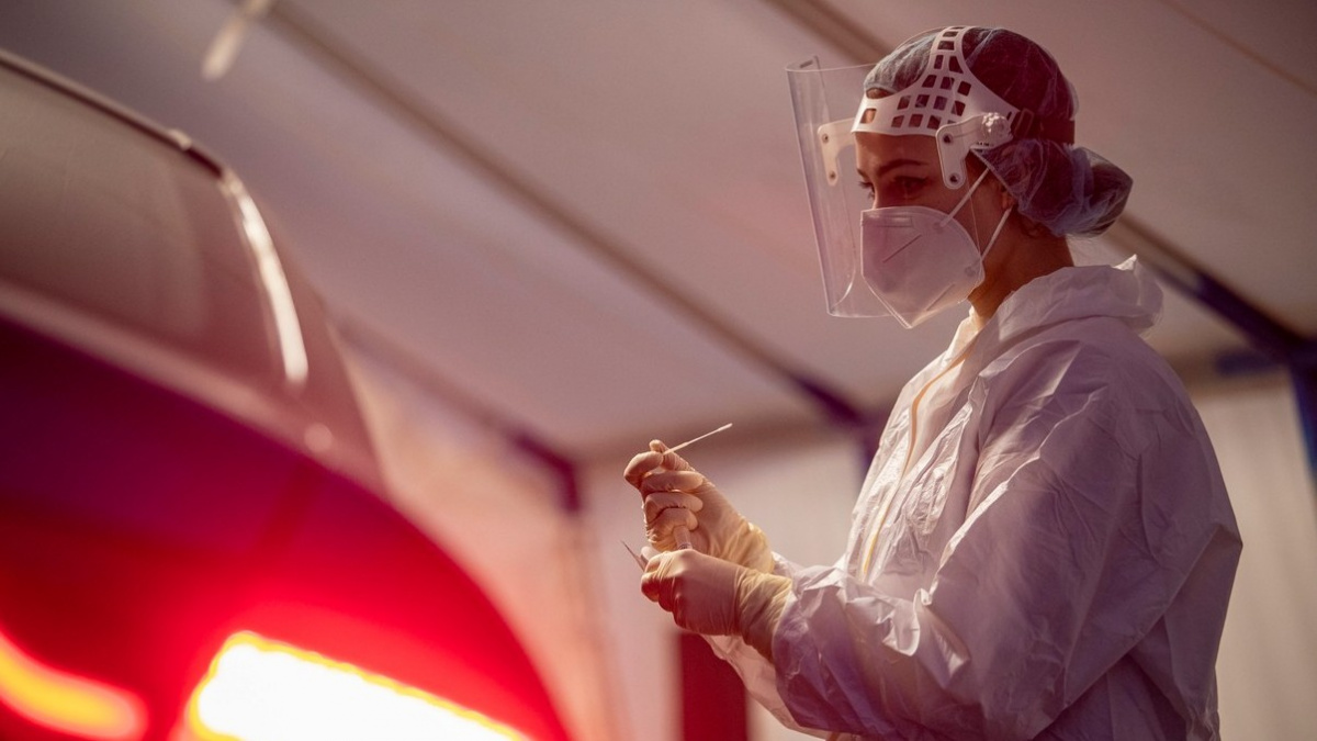 Epidemie dál sílí. V neděli přibylo 2761 nakažených, znovu víc než před týdnem