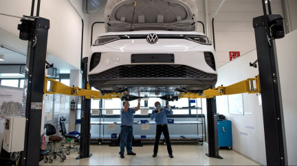 Koncern Volkswagen řeší nedostatek čipů, loni se jeho odbyt propadl na desetileté minimum