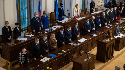 Aktualizováno: Fialova vláda získala důvěru po 23 hodinách jednání, hlasovalo pro ni 106 poslanců