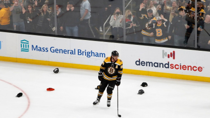 David Pastrňák zazářil svým jedenáctým hattrickem v NHL a vystřílel Bostonu výhru