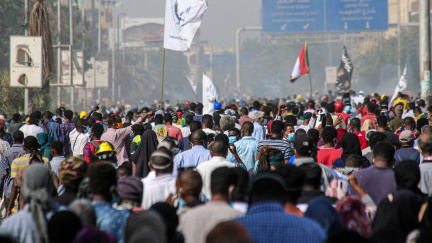 Súdánci demonstrují proti vojenskému převratu, armáda proti nim použila slzný plyn