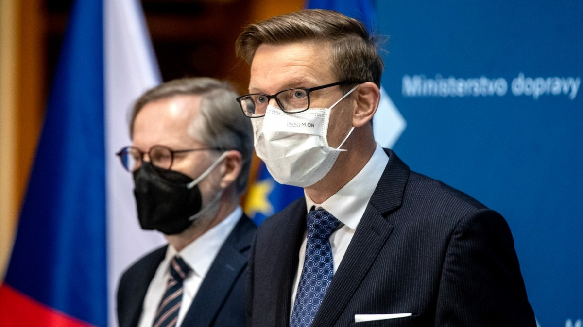 Slevy na dopravu se sníží na 50 procent z jízdného, informoval ministr Kupka