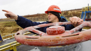 Zaměstnanec ruské plynárenské korporace Gazprom otáčí ventilem na jedné z přečerpávacích stanic plynovodu.