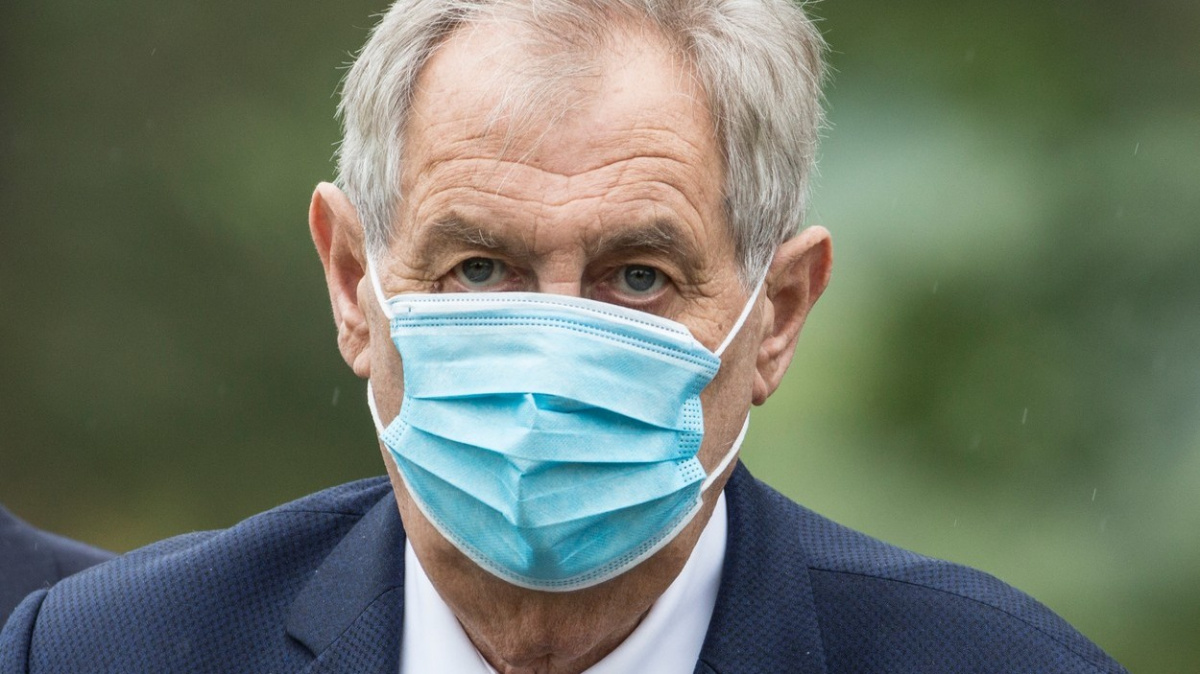 Zeman podepsal zmrazení platů ústavních činitelů i novelu o příspěvcích na bydlení