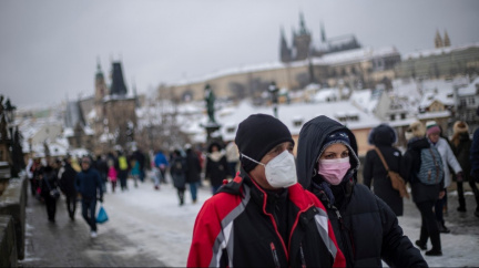 V pondělí přibylo rekordních 30 350 případů, dalších 3 195 lidí se nakazilo znovu