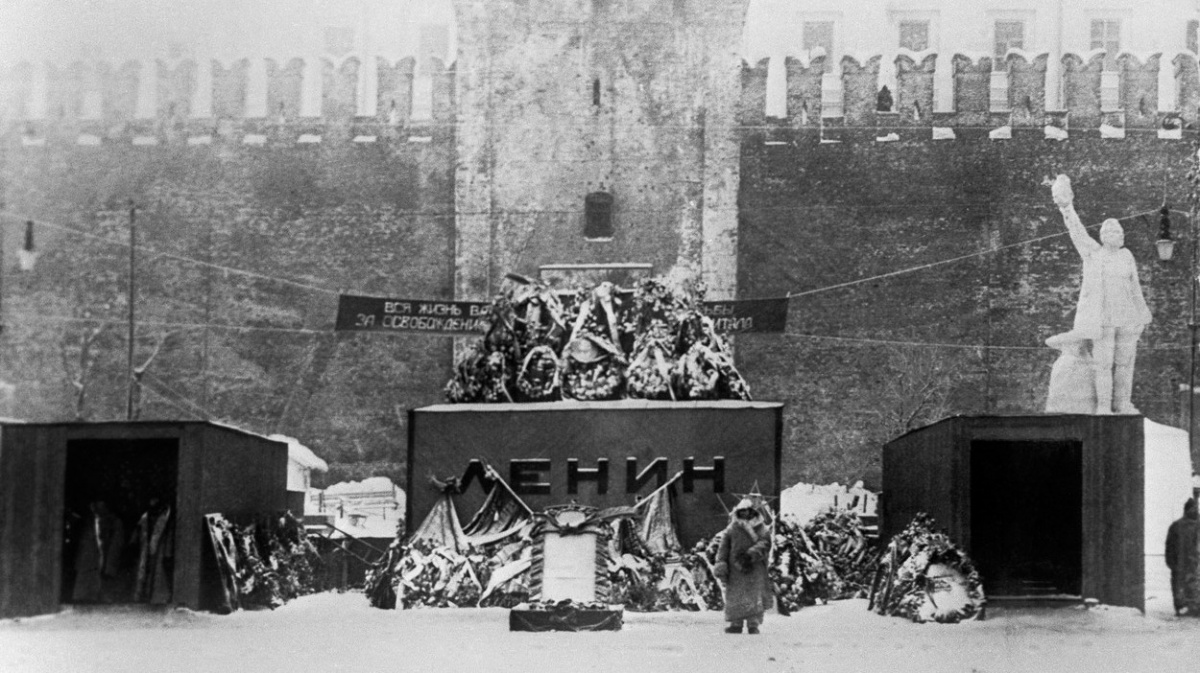 Lenin žil, žije a bude žít