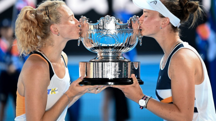 Krejčíková se Siniakovou poprvé ovládly Australian Open